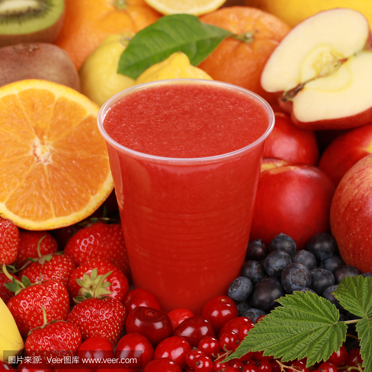 新鲜果汁从水果,如橘子,浆果和草莓